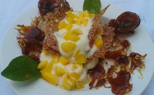 TUILLES DE SESAMES, CREME PÄTISSIERE ET CUBE DE MANGUE